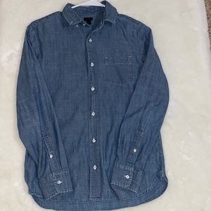 Long sleeve crewcuts denim shirt.